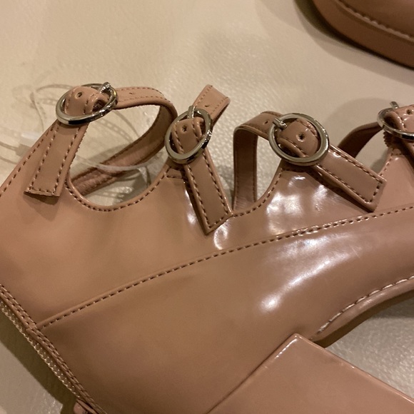 GB high heeled NEW, taupe, sz 8.5 patent shoes with 4 straps and zipper in back - Picture 4 of 14